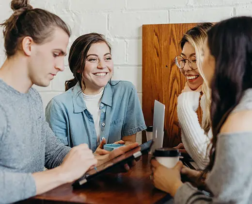 VIer Personen sitzen zusammen