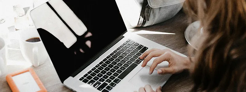 Person arbeitet an Laptop