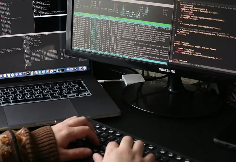 Person führt Security Tests durch